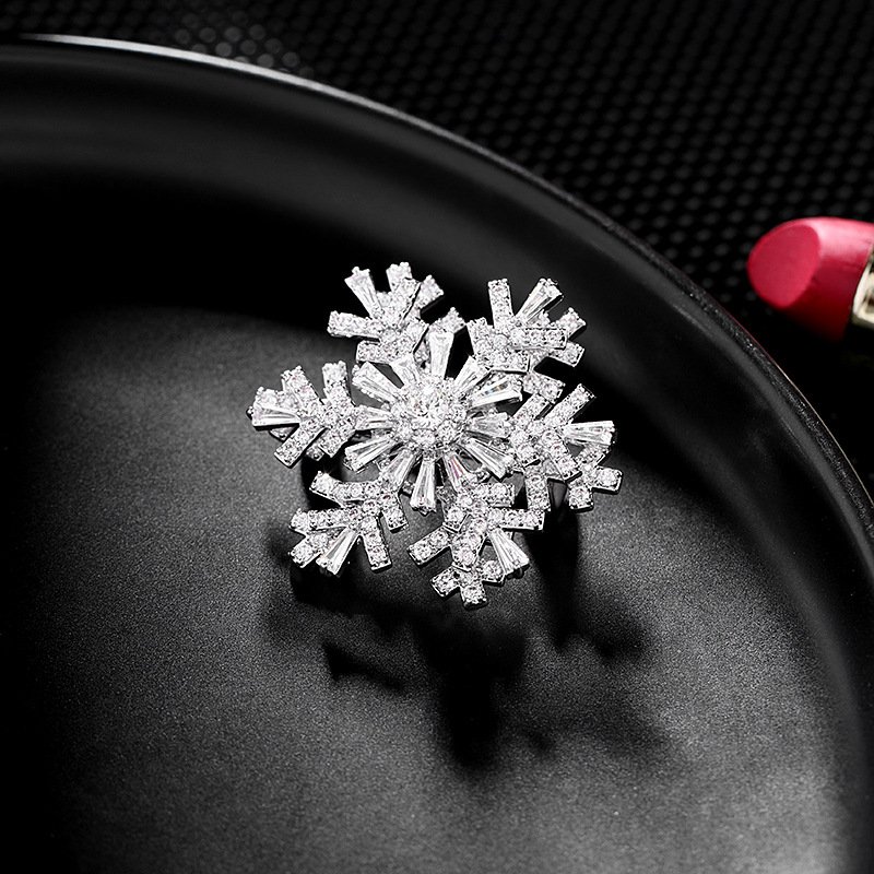 Rotating Snowflake Zircon Brooch – 3D Luxury Korean-Style Lapel Pin for Women’s Blazers & Coats - 图片 6