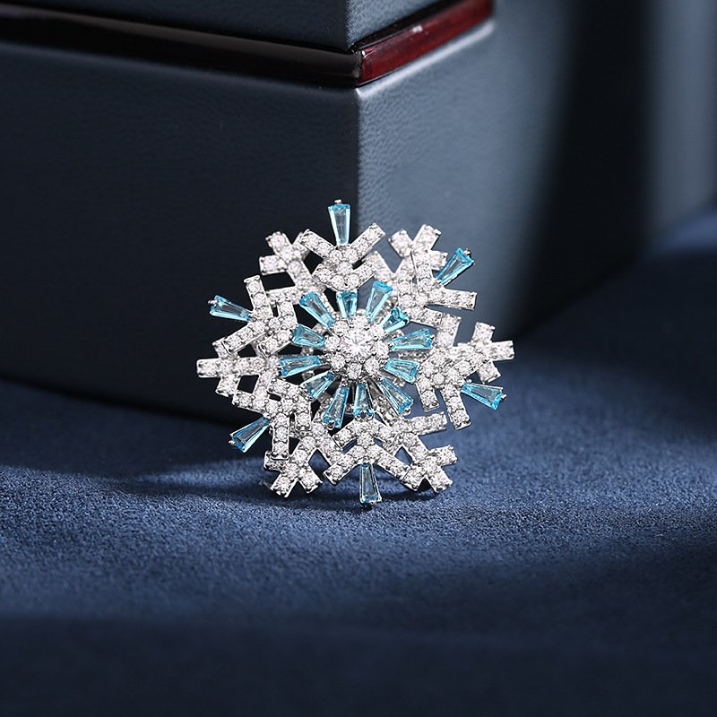 Rotating Snowflake Zircon Brooch – 3D Luxury Korean-Style Lapel Pin for Women’s Blazers & Coats