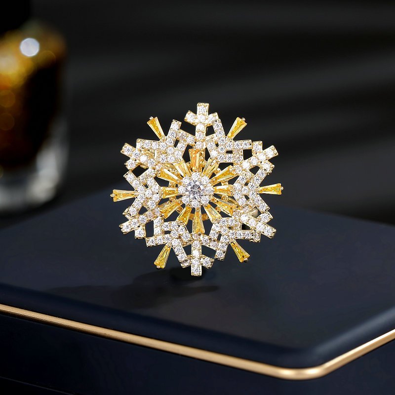 Rotating Snowflake Zircon Brooch – 3D Luxury Korean-Style Lapel Pin for Women’s Blazers & Coats - 图片 8